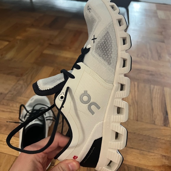 On Running Cloud X 3 size 9.5 women’s shoes like new - Picture 5 of 9